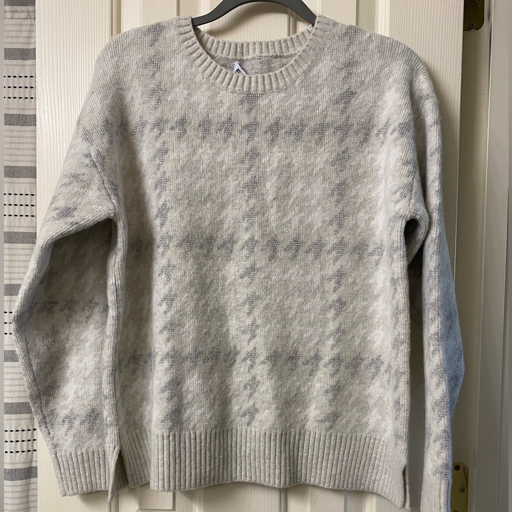 525 America Light Gray and Cream Houndstooth Crewneck Sweater